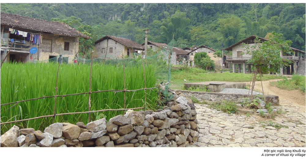 This extensive limestone cave features stunning stalactite and stalagmite formations illuminated by soft lighting (Source: Cao Bang Tourism)